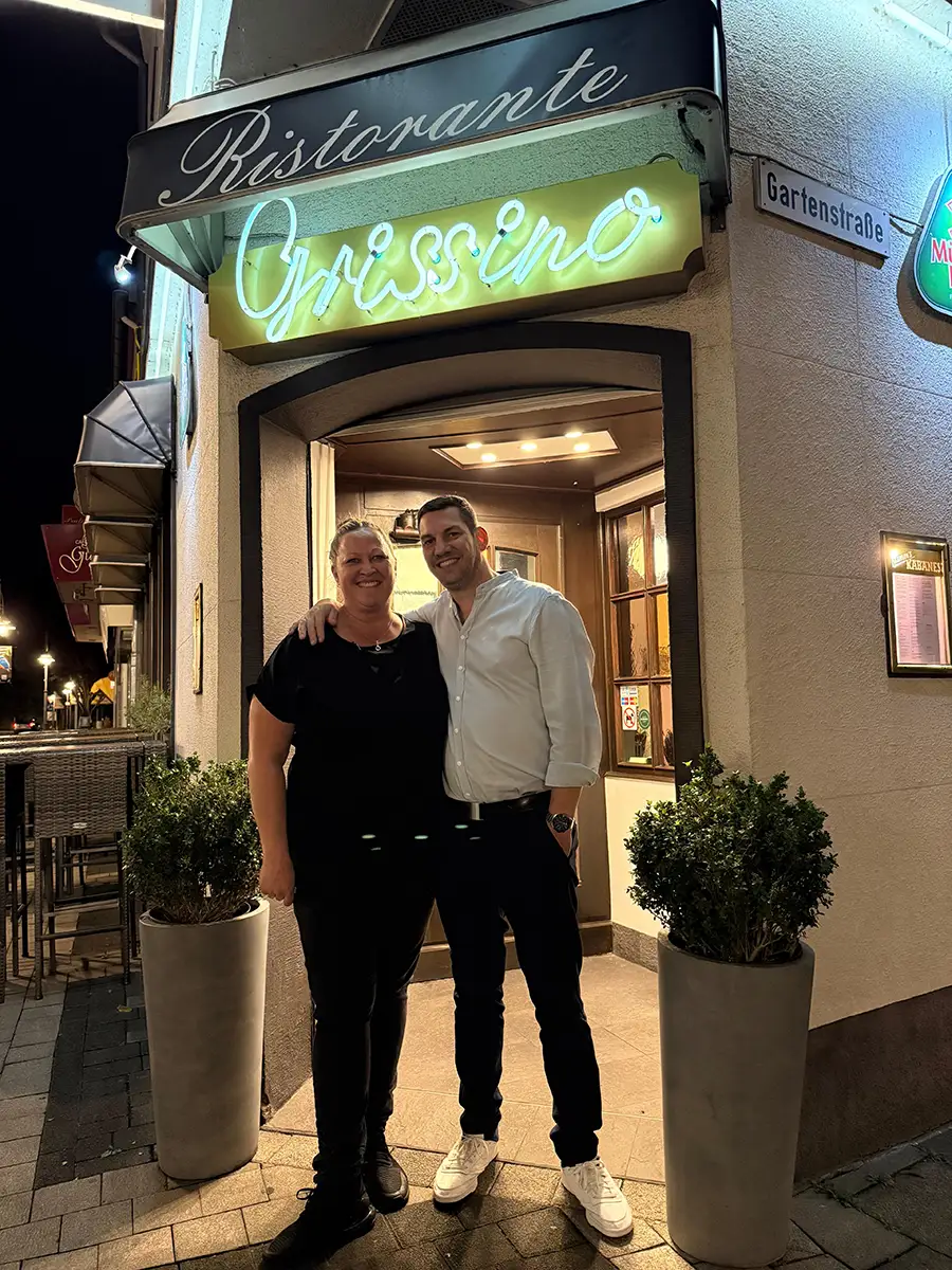 Restaurant Grissino in Brühl - Ihr Gastgeber Eva und Louis Palmisano vor dem Eingang des Restaurants | 2026